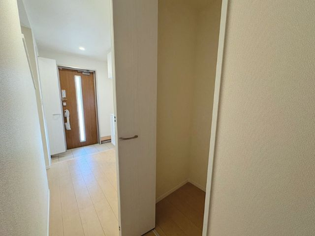 小中学校徒歩10分以内/E号棟/イオン7分/2階建/4LDK/2階4部屋/SIC/カースペース2台の収納|1階ホールに物入があります。