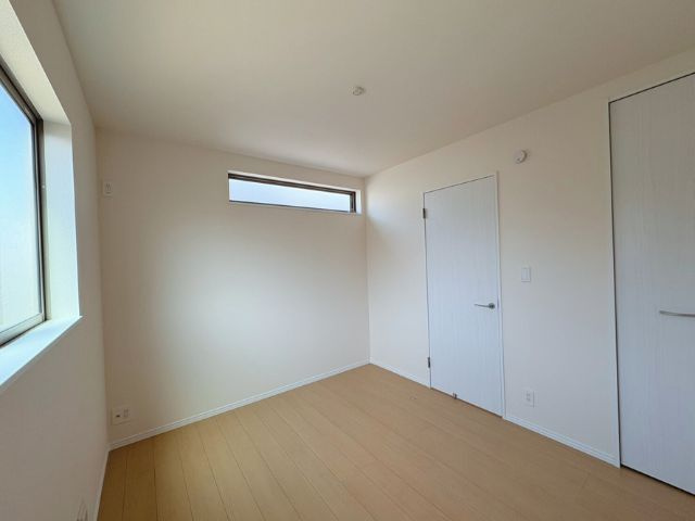 小中学校徒歩10分以内/E号棟/イオン7分/2階建/4LDK/2階4部屋/SIC/カースペース2台の洋室|2階洋室約5.25畳です。