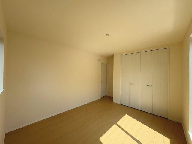 小中学校徒歩10分以内/E号棟/イオン7分/2階建/4LDK/2階4部屋/SIC/カースペース2台の洋室|2階洋室約7.37畳です。