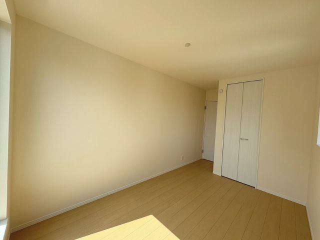 小中学校徒歩10分以内/E号棟/イオン7分/2階建/4LDK/2階4部屋/SIC/カースペース2台の洋室|2階洋室約6畳です。こちらからもバルコニーにでれます。