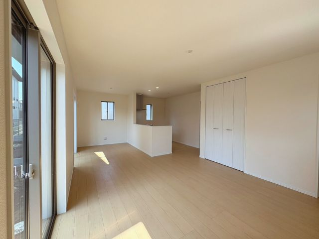 小中学校徒歩10分以内/E号棟/イオン7分/2階建/4LDK/2階4部屋/SIC/カースペース2台の居間・リビング|1階LDK約17畳です。