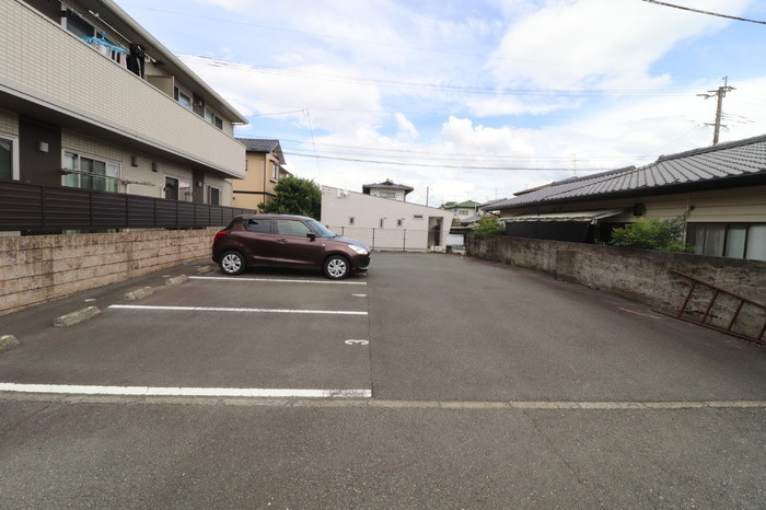 ラフィーネ青葉台の駐車場
