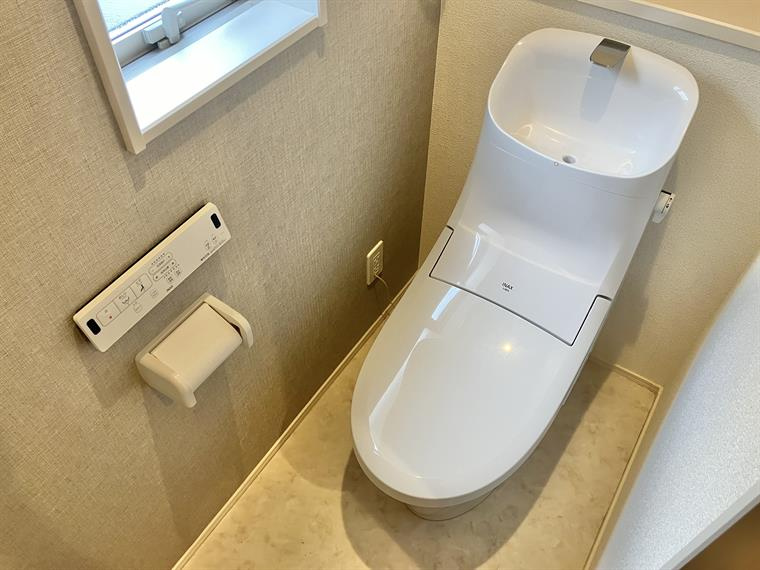 西原町戸建のトイレ