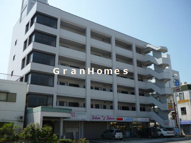 クラウンズビラ花影の外観