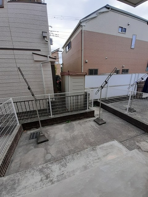 横浜市泉区和泉中央南３丁目のアパートの庭
