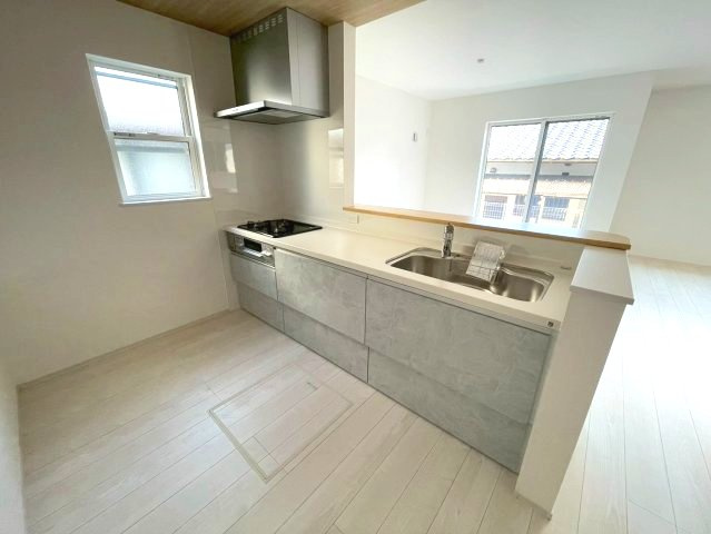 佐伯区屋代1丁目　№36416のキッチン|手元が隠せる、便利な
カウンターキッチンです。
