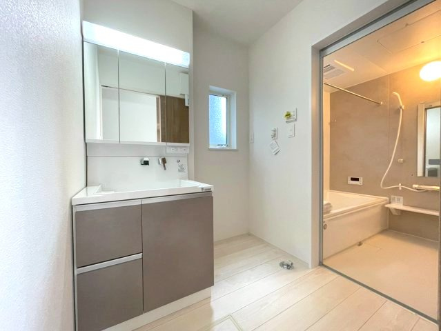 佐伯区屋代1丁目　№36416の独立洗面台|グレーがアクセントの
おしゃれな洗面台。