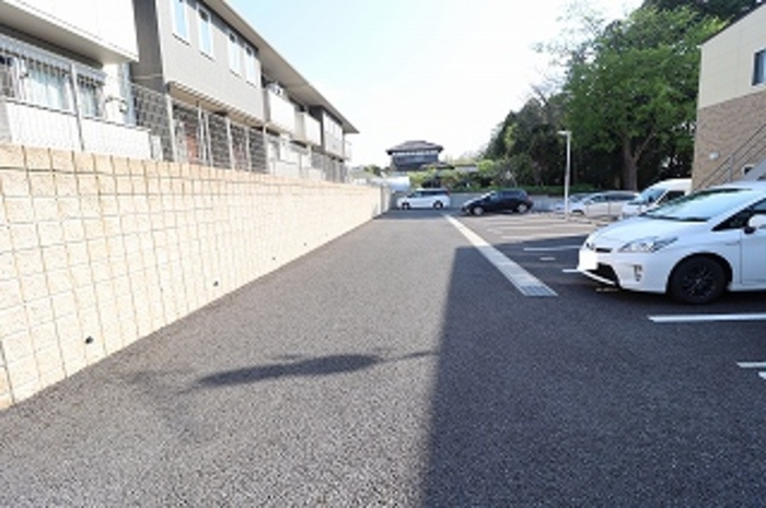 米沢ベースの駐車場|駐車場があるので、車を買う予定の方も安心です