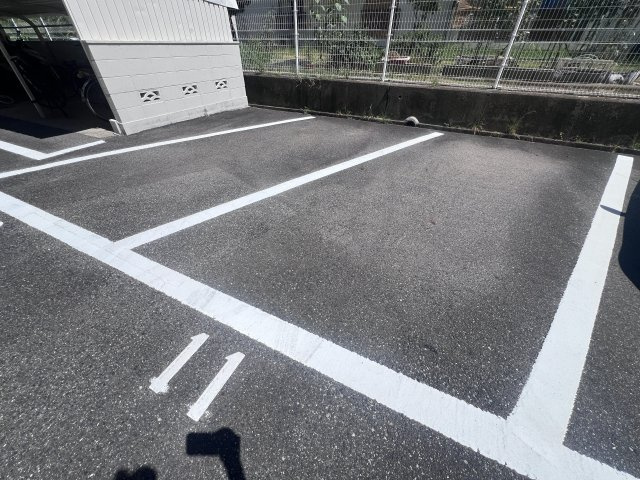 松が丘住宅14号棟の駐車場