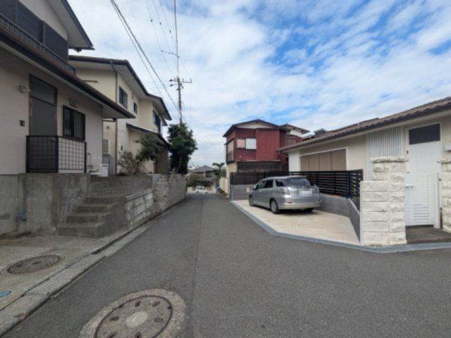 海徒歩５分！　敷地77坪超　陽当たり良好　新築戸建の前面道路含む現地写真|前面道路
