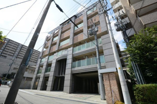 ラウレア逆瀬川の外観