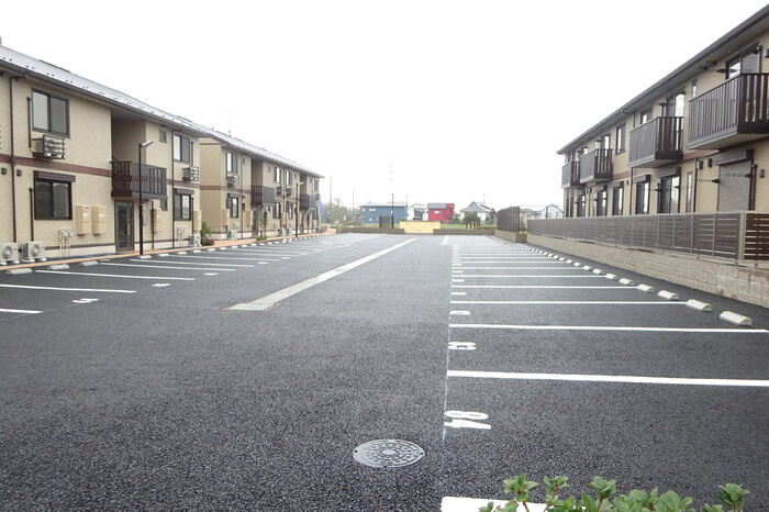 グランマーレ　Hの駐車場|駐車場があるので、車を買う予定の方も安心です