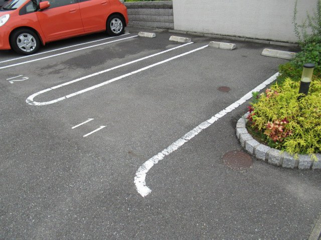 シャーメゾン茜の駐車場