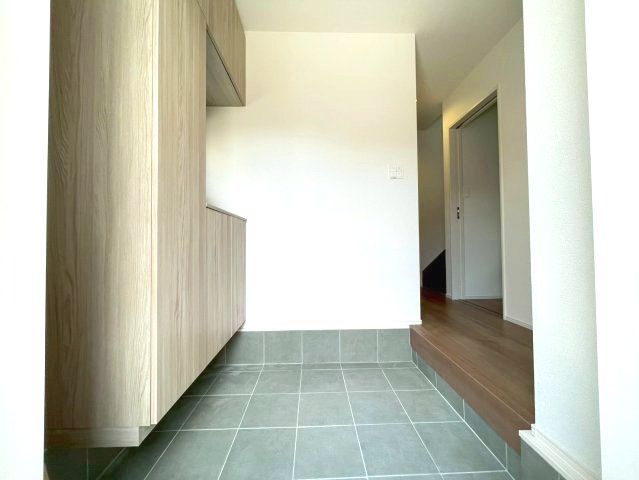 佐伯区屋代1丁目　№36415の玄関|飾り棚を利用して
お好きなインテリアを
楽しめます。