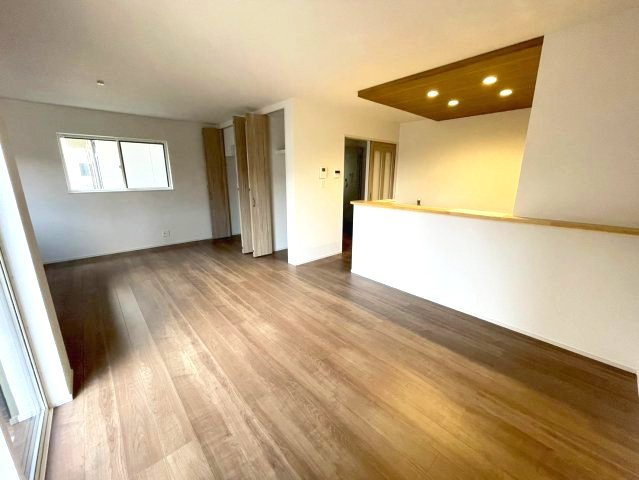 佐伯区屋代1丁目　№36415の居間・リビング|ＬＤＫ19.5帖
ダイニングテーブルやソファを
置いてもゆとりがあります。