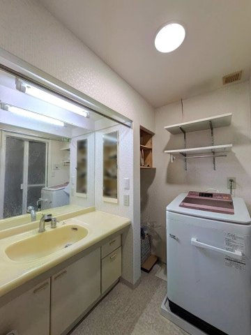 サーパス住吉公園のキッチン|◆広い洗面台と大きな鏡は身支度を整えるのにオススメ！