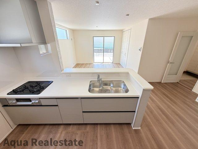 丸亀市川西町南の新築一戸建のキッチン|デザインが映えるカッコいいキッチン。洗練された空間が料理の魔法を演出し、毎日が特別なひとときへと変わります。ここで繰り広げられるクリエイティブな料理体験は、まさに感動の連続。
