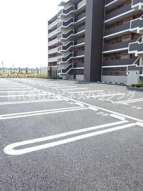 リベラ　サンリット　カーサの駐車場