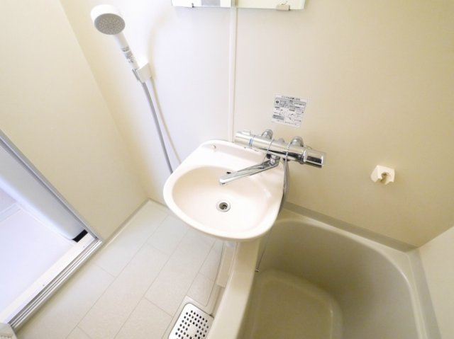 レオパレス奈良東の設備|お風呂に洗面台がついてます。