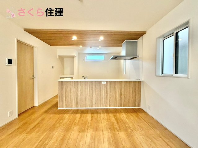 ブルーミングガーデン住吉町　1号棟の内観：施工例|同社施工物件の写真です。オシャレな玄関は収納もたっぷり! 靴がたくさんあっても安心です。