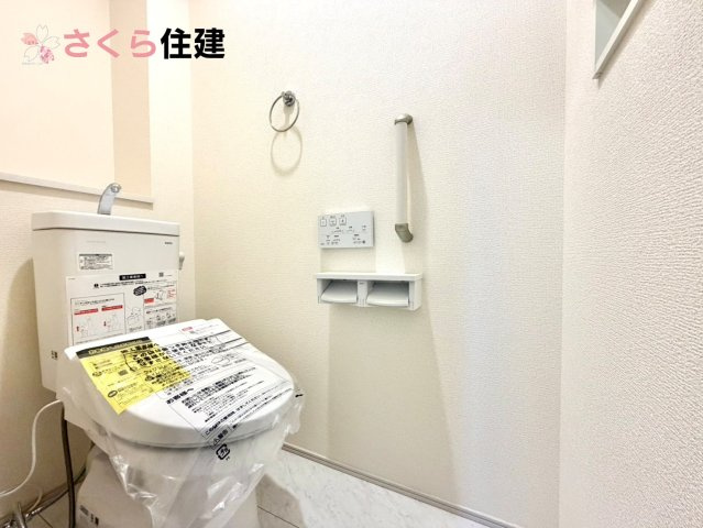 ブルーミングガーデン住吉町　1号棟のトイレ|トイレは各階完備。夜、トイレに起きても、2階の寝室から1階のトイレに降りる必要はありません。