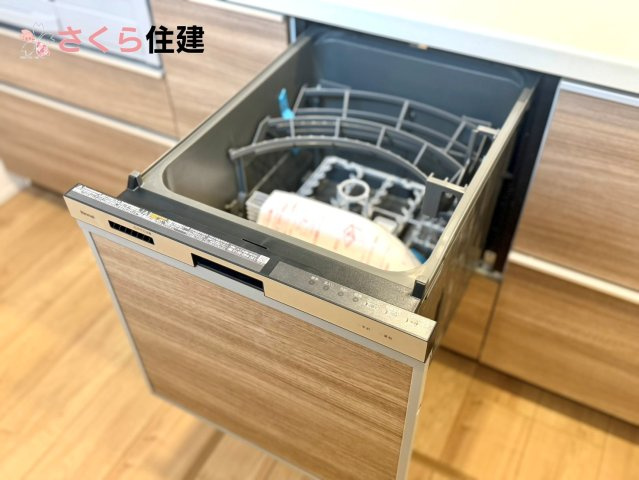 ブルーミングガーデン住吉町　1号棟のキッチン|手で洗うより時間もお金も節約に！暮らしにゆとりをもたらす食器洗浄乾燥機完備。家族との時間も増えますね