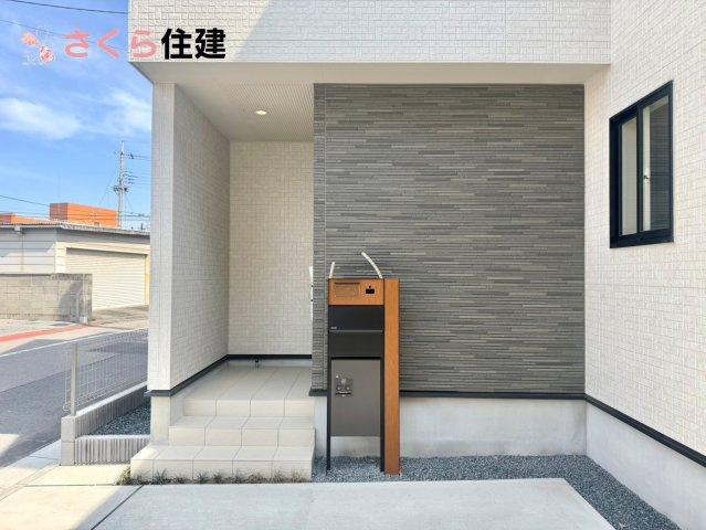 ブルーミングガーデン住吉町　1号棟の内観：施工例|同社施工物件の写真です。室内にいてもたっぷりの陽光感じていただける、開放感あふれるリビングです。	
