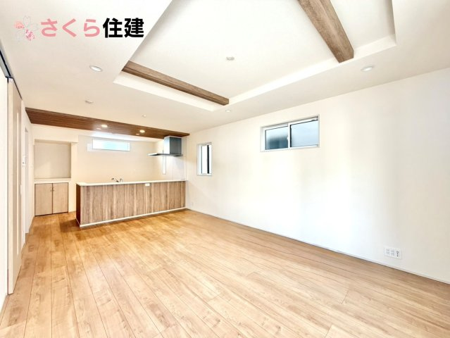 ブルーミングガーデン住吉町　1号棟の居間・リビング|18帖LDKはキッチンで家事をしながらでもお子様に一対一で向き合える時間が作れます！！
