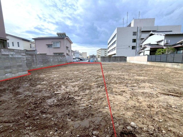 【No.7627】湯所町2丁目/67.49坪/並列駐車3台可能！の外観|約67坪の土地です。間口が9.12ｍございますので並列駐車がスムーズ♪車3台を横に並べて停めることが可能です！