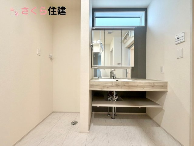 ブルーミングガーデン住吉町　2号棟の玄関|ゆとりある広さの洗面所。両サイド収納の洗面台で、二人ならんで同時の身支度もスムーズです。