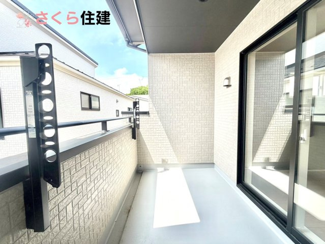 ブルーミングガーデン住吉町　2号棟のバルコニー|急な雨でも安心なインナーバルコニー♪家族全員分の布団もゆったり並べられるます♪