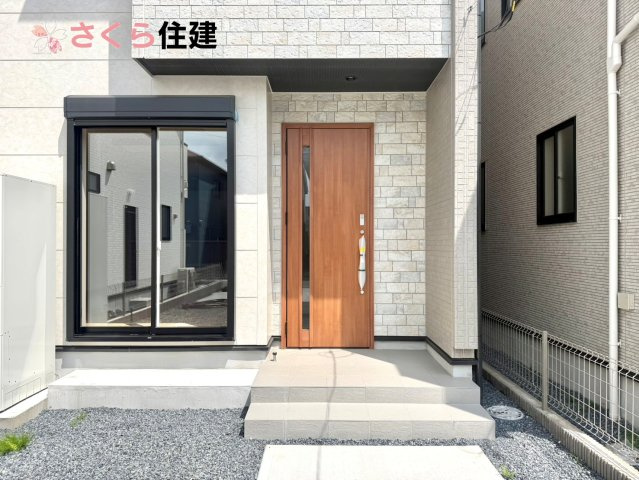 ブルーミングガーデン住吉町　2号棟の内観：施工例|同社施工物件の写真です。室内にいてもたっぷりの陽光感じていただける、開放感あふれるリビングです。	
