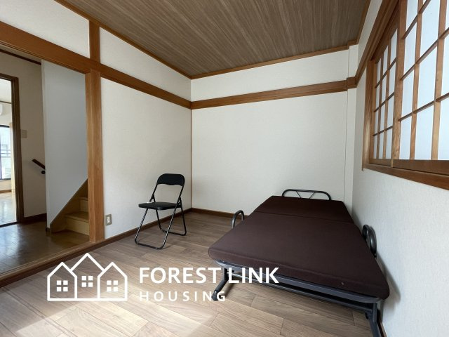 西脇4　戸建の子供部屋|窓からの自然光を最大限に活かした明るい室内。安心感の中で「自ら学ぶ姿勢」を育みます。
