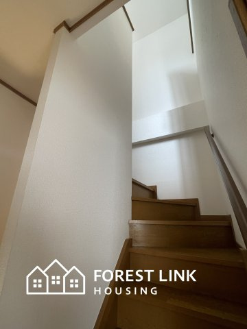西脇4　戸建の内装|手すり付きで安心間のある階段です。