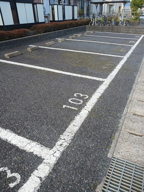 クリエイトメゾンの駐車場