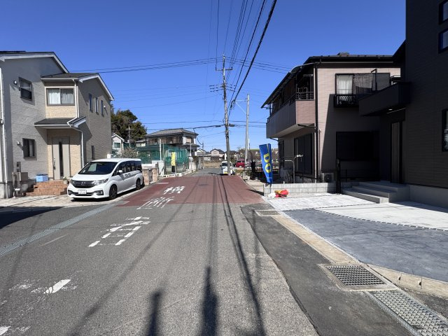 松戸市新作新築戸建【上本郷小学校：9分】の前面道路含む現地写真|西側前面道路・幅員約6.5ｍ