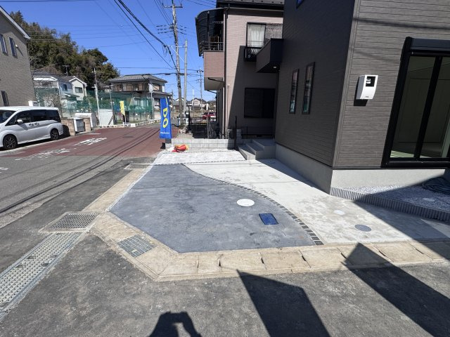 松戸市新作新築戸建【上本郷小学校：9分】の駐車場|1号棟駐車スペース・並列2台駐車可