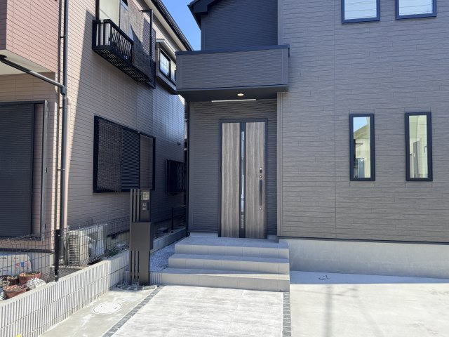 松戸市新作新築戸建【上本郷小学校：9分】のエントランス|エントランス・玄関ポーチ