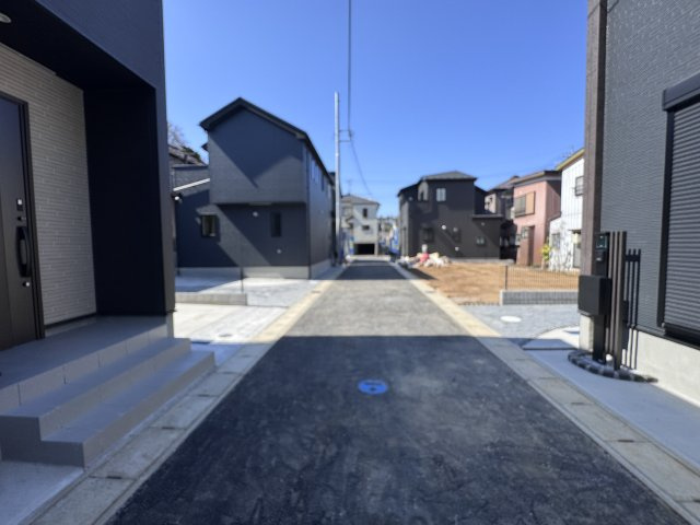 松戸市新作新築戸建【上本郷小学校：9分】の前面道路含む現地写真|中央開発道路