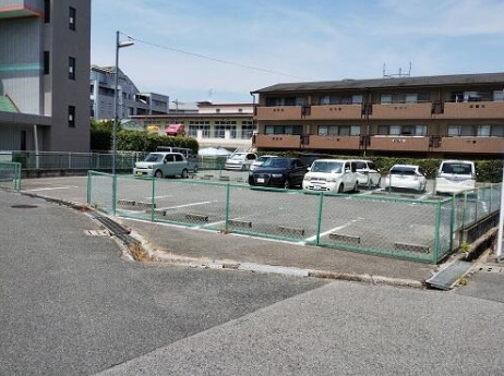 なかもず店舗の駐車場