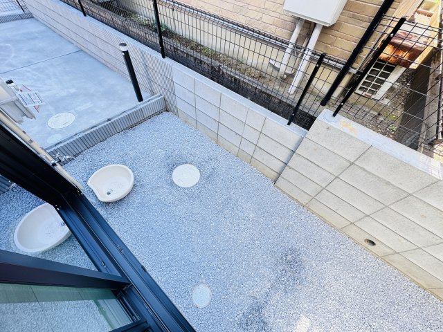 松戸市新作新築戸建【上本郷小学校：9分】の庭|南側隣地境界スペース・立水栓付き