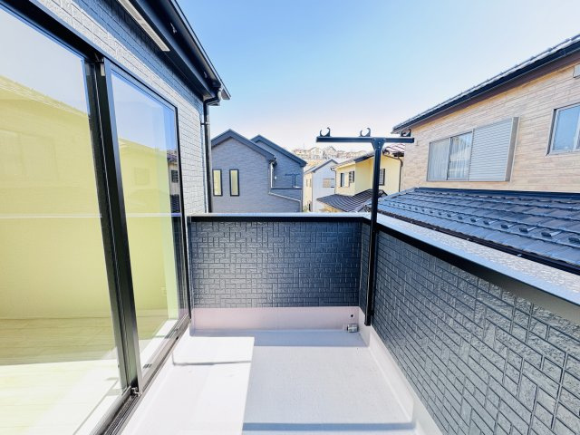 松戸市新作新築戸建【上本郷小学校：9分】のバルコニー|寝室前南向きバルコニー・日当たり良好♪