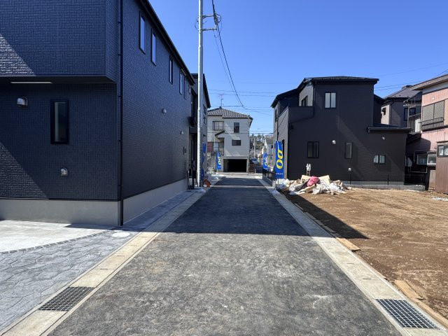 松戸市新作新築戸建【上本郷小学校：9分】の前面道路含む現地写真|中央開発道路