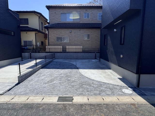 松戸市新作新築戸建【上本郷小学校：9分】の駐車場|5号棟駐車スペース・並列2台駐車可