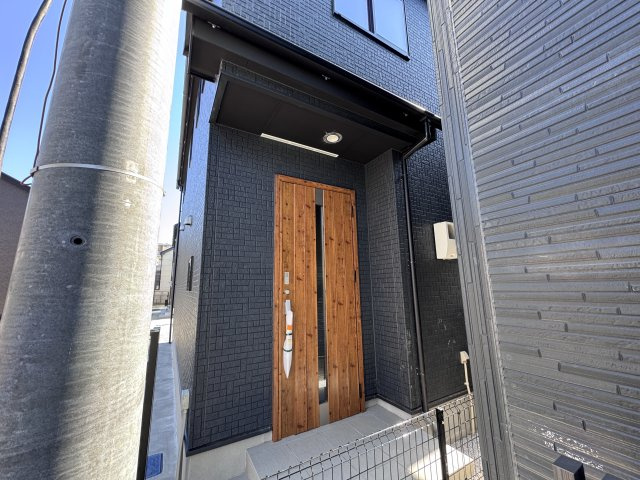 松戸市新作新築戸建【上本郷小学校：9分】のエントランス|エントランス・玄関ポーチ