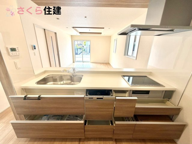 ブルーミングガーデン住吉町　3号棟のキッチン|キッチン下収納は奥まで引き出せるので、大きく屈まなくても楽に必要なものがパッと取り出せます！