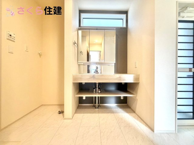 ブルーミングガーデン住吉町　3号棟の洗面所|ゆとりある広さの洗面所。両サイド収納の洗面台で、二人ならんで同時の身支度もスムーズです。