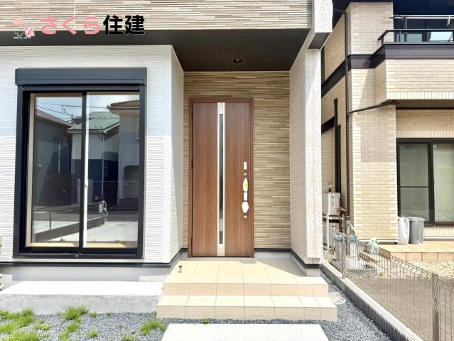 ブルーミングガーデン住吉町　3号棟の内観：施工例|同社施工物件の写真です。室内にいてもたっぷりの陽光感じていただける、開放感あふれるリビングです。	
