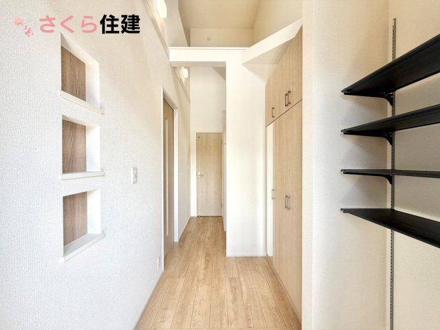 ブルーミングガーデン住吉町　3号棟の玄関|人を迎え入れる最初の場所は清潔感がある空間にして、帰った時も『我が家』を最初に感じて貰える素敵な空間