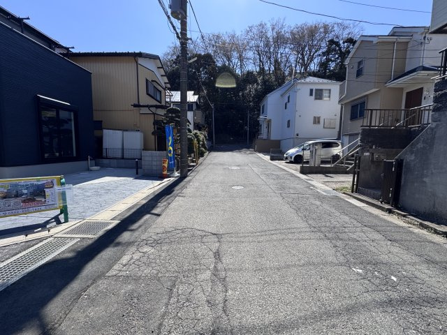 松戸市新作新築戸建【上本郷小学校：9分】の前面道路含む現地写真|西側前面道路・幅員約6.5ｍ